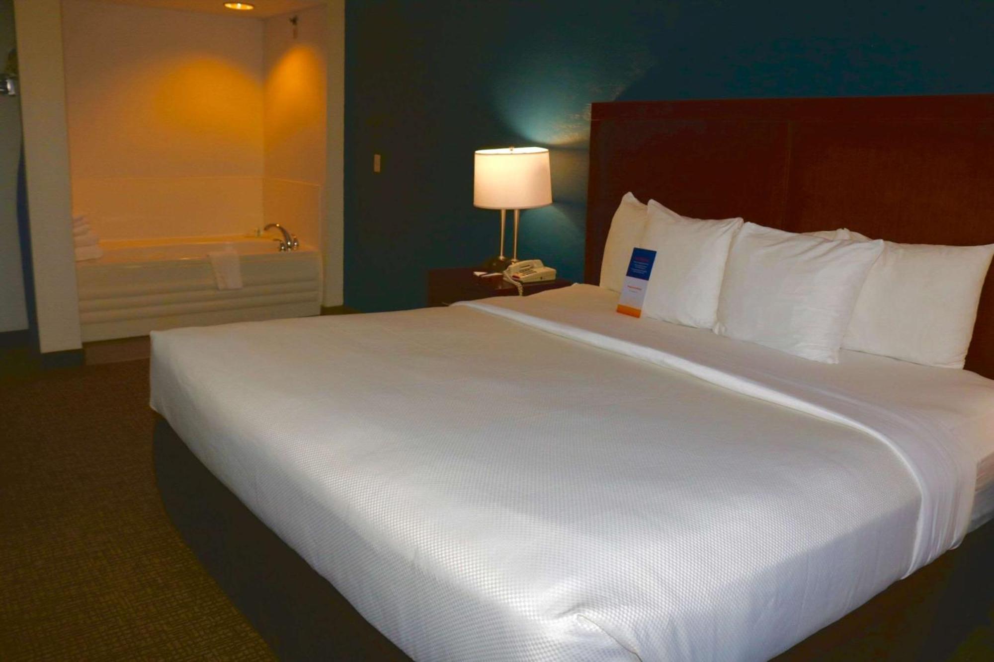 Comfort Suites Near Casinos Norwich Esterno foto