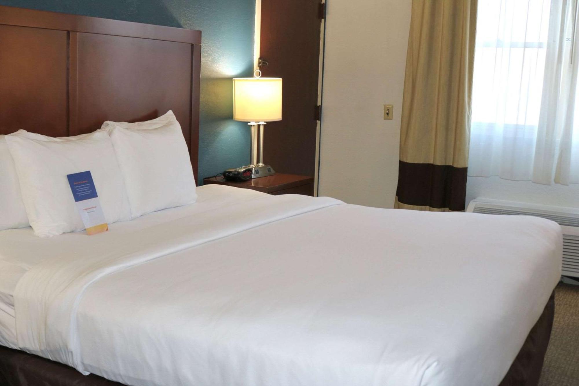 Comfort Suites Near Casinos Norwich Esterno foto