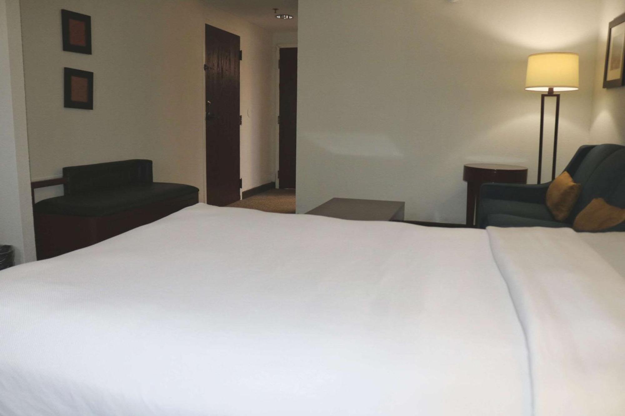 Comfort Suites Near Casinos Norwich Esterno foto